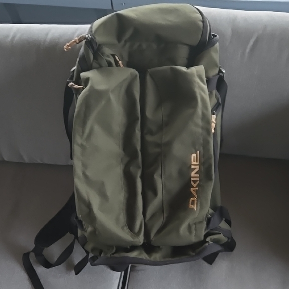 DAKINE Builder Backpack – Gently Used, Excellent Condition, Rugged & Versatile. - Picture 11 of 11